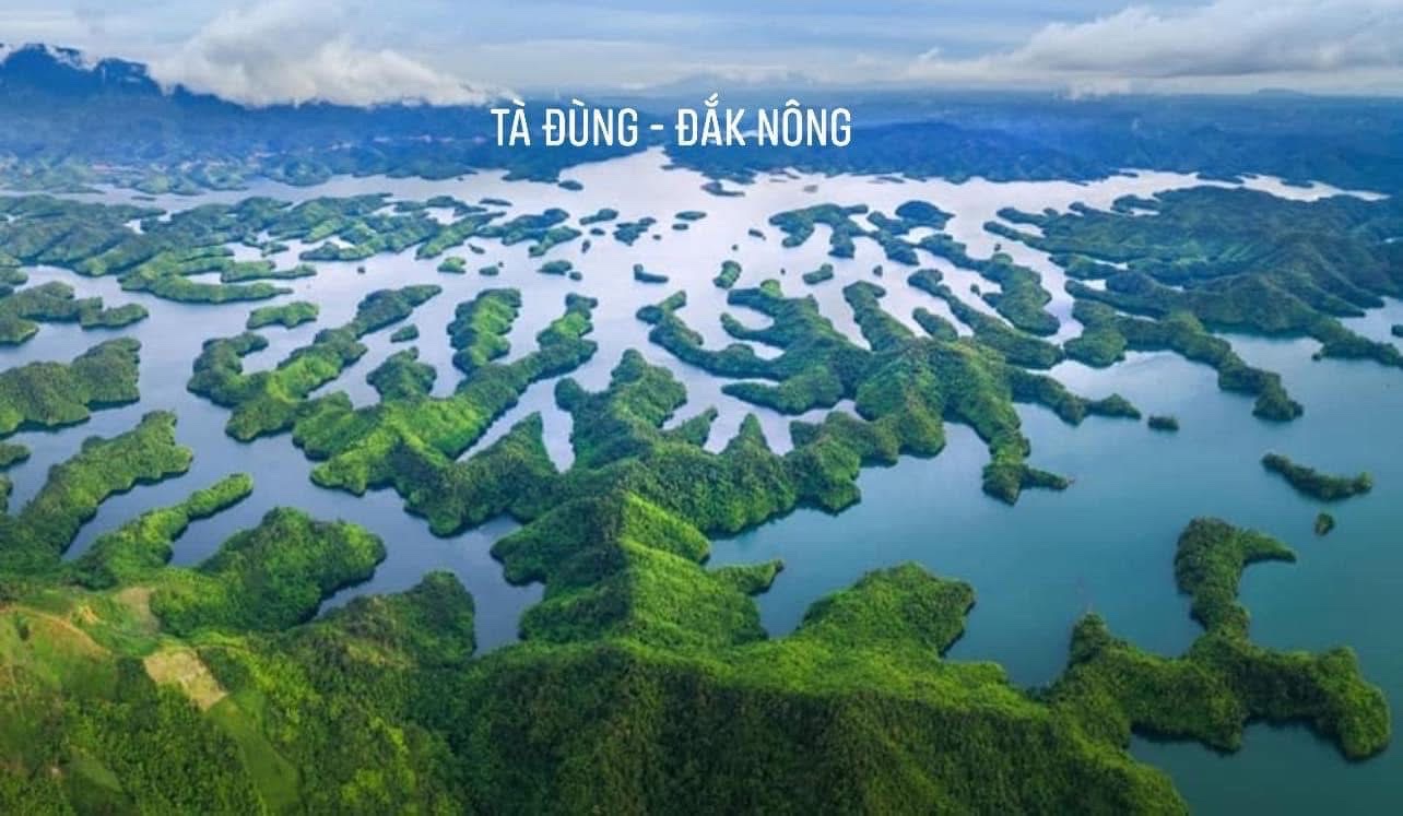 Khung cảnh đẹp của tour Tà Đùng nhìn ra hồ