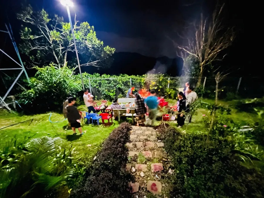 Bữa nướng buổi tối ngoài sân cỏ ở Tà Đùng