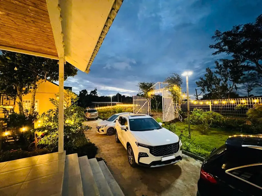 Sân villa lúc lên đèn