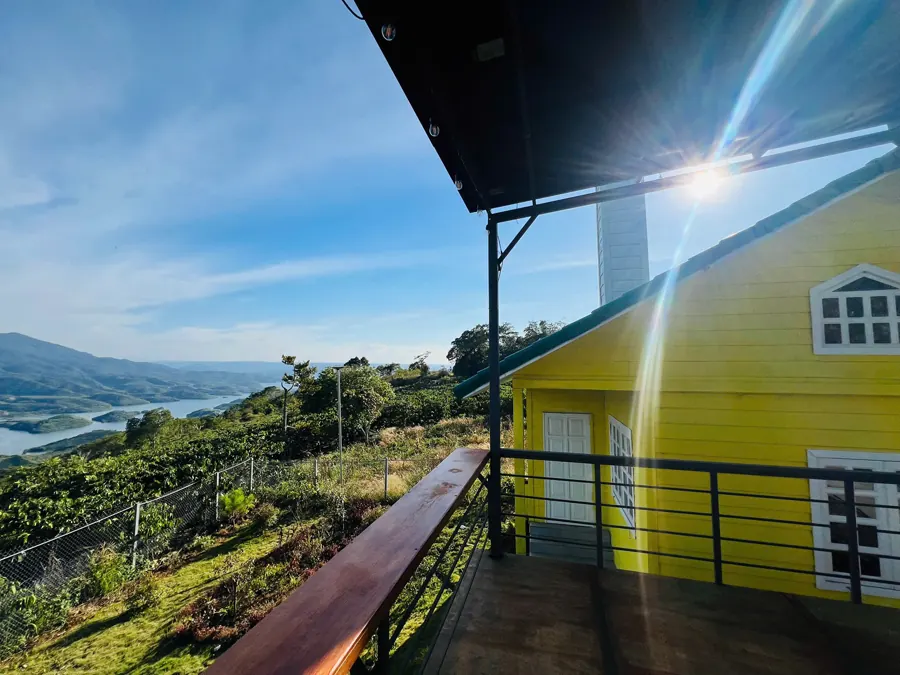 Hiên villa nhìn ra hồ