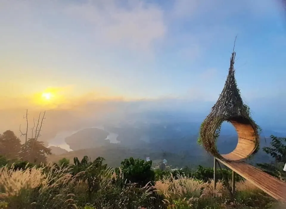 Bình minh trên đồi ở Tà Đùng