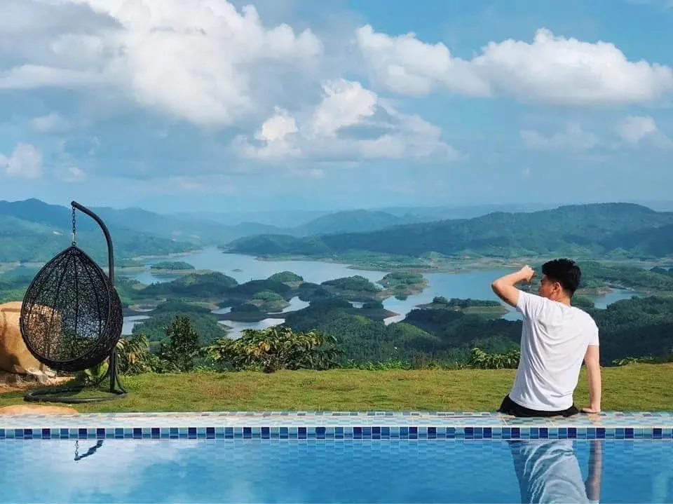 Ngồi bên hồ bơi tràn nhìn ra hồ Tà Đùng