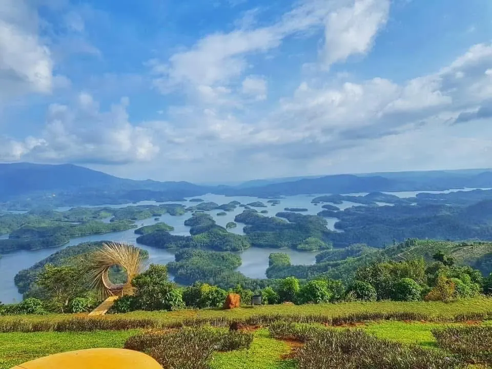 Đồi cỏ nhìn xuống hồ Tà Đùng với nhiều đảo nhỏ