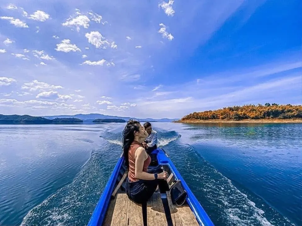 Thuyền đi trên mặt hồ Tà Đùng